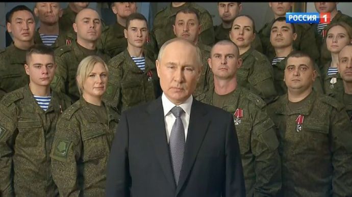 Путін влаштував чергову показуху, виступивши на тлі людей, ймовірно, артистів у військовій формі