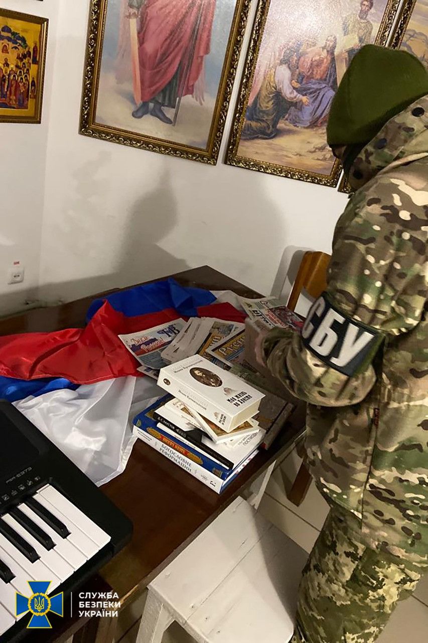 У єпархіях УПЦ МП виявлено проросійські агітлистівки, «триколори» та склади окупантів, фото