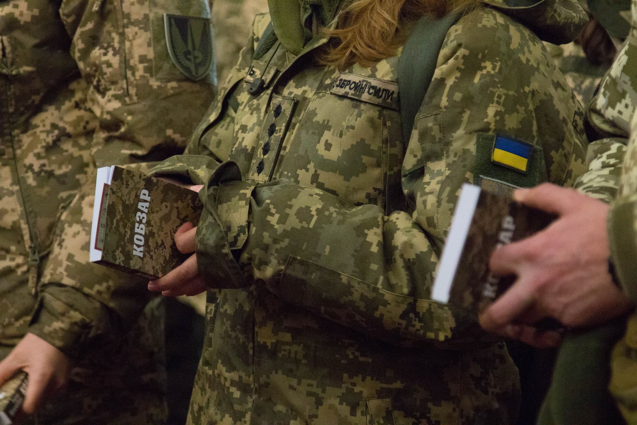 Вручееня закамуфльованого "Кобзаря" українським бійцям.