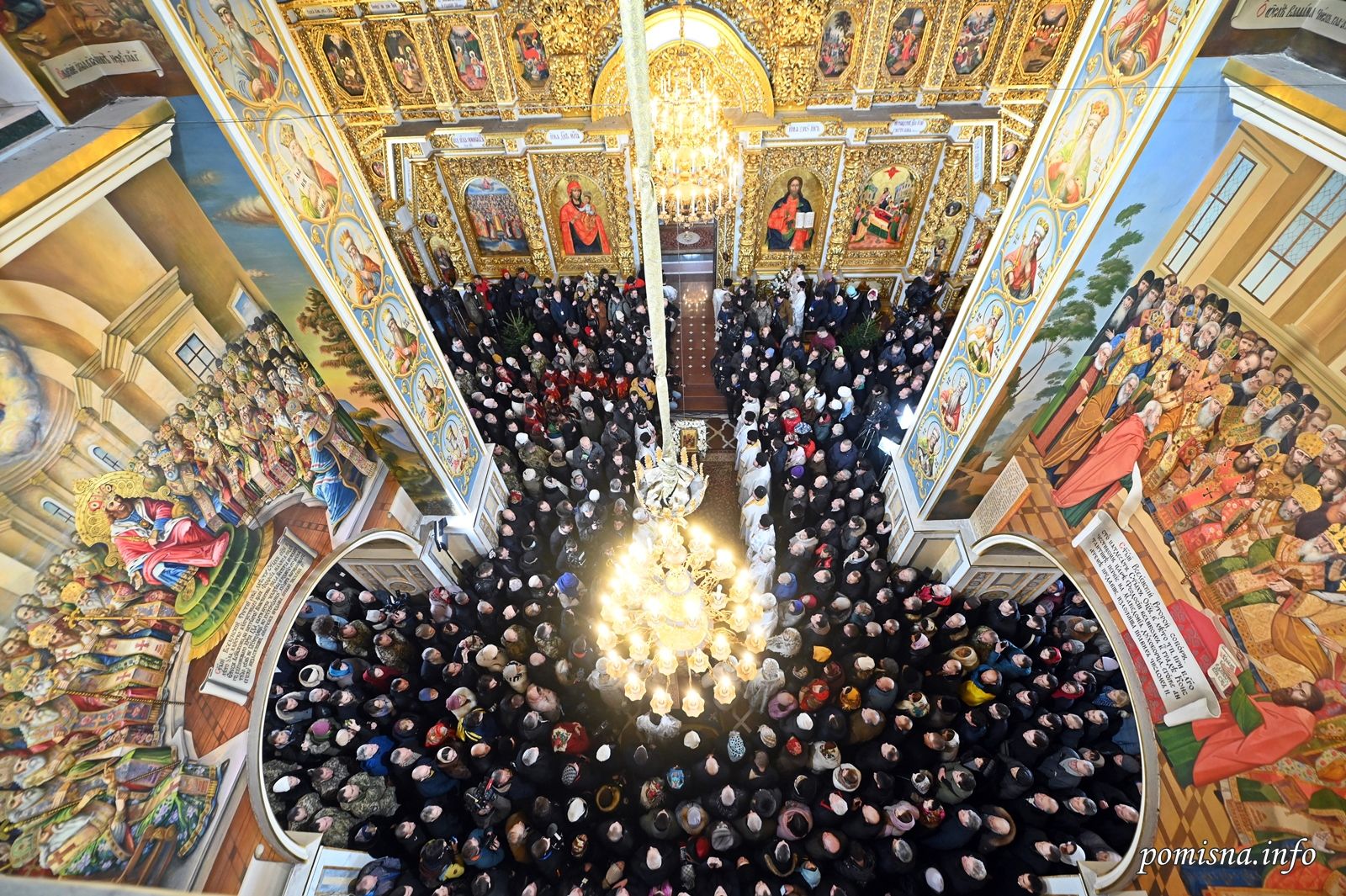 На службі в Успенському соборі зібралися близько тисячі вірян, було багато захисників України.