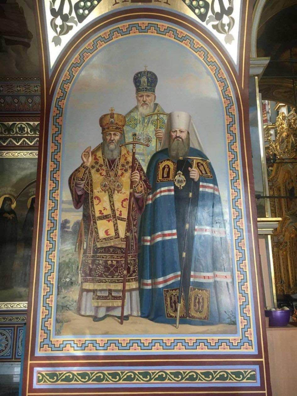 Шамани у рясах: у день Різдвяної служби церковні клірики осквернили могилу митрополита Володимира