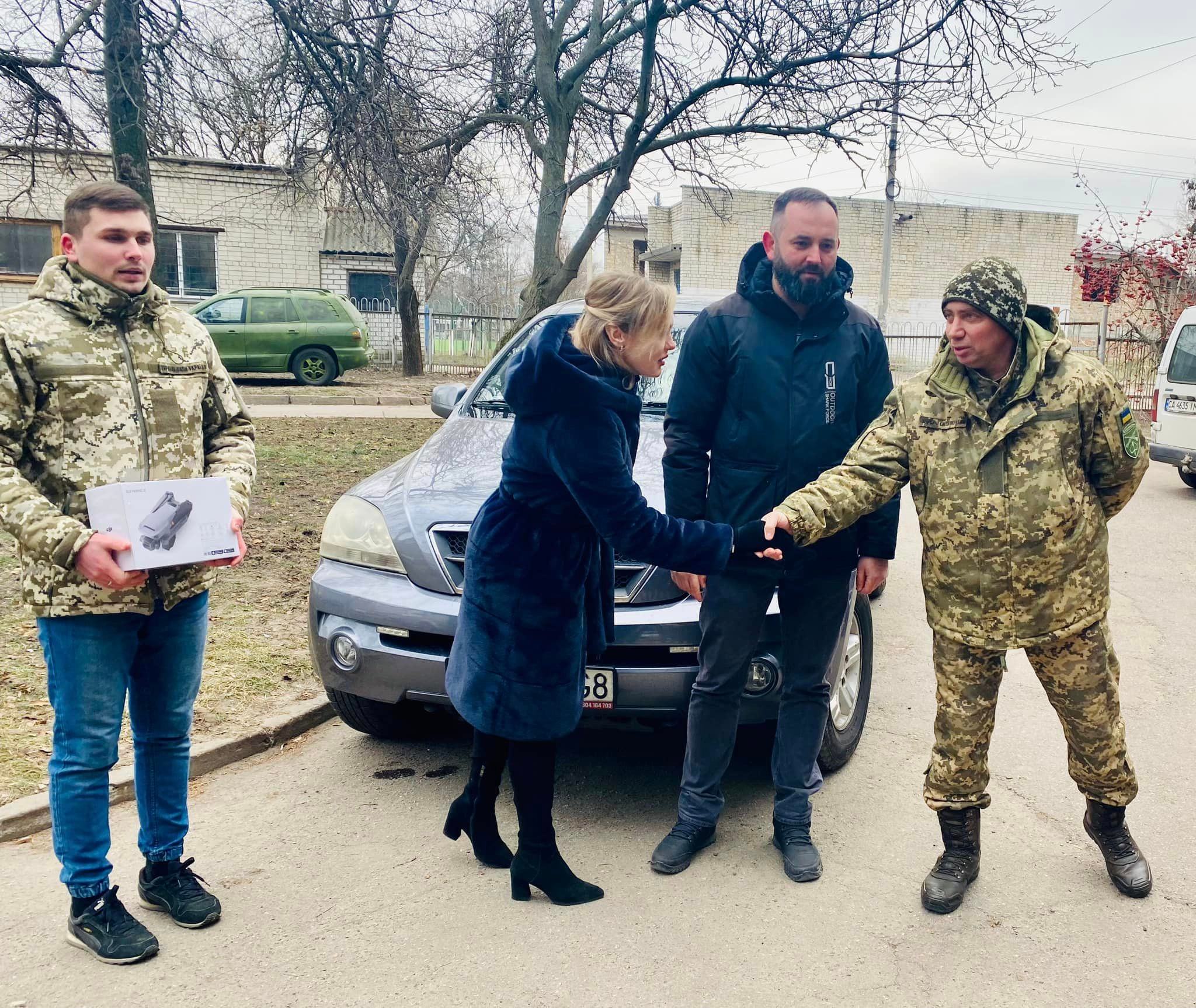 Позашляховик для парамедиків: захисникам у Бахмут черкащани відправили автомобілі