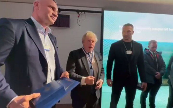 Почесний громадянин Києва: Кличко нагородив Джонсона у Давосі