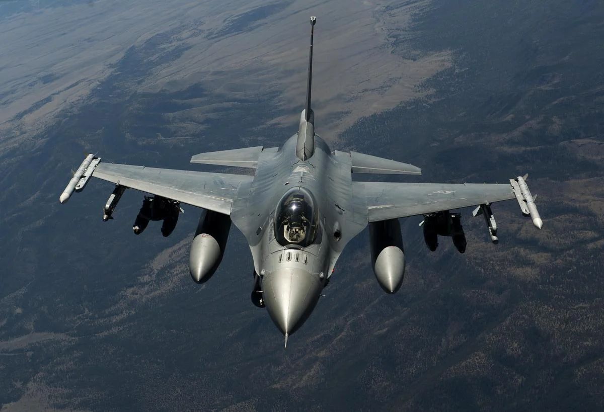 Дженерал Дайнемікс F-16 «Фа́йтінг Фе́лкон» - багатофункціональний легкий винищувач, розроблений компанією «General Dynamics» у США