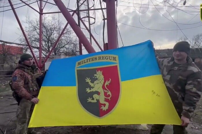 Найкращі вітанні від бійців з Бахмута — український прапор над містом.