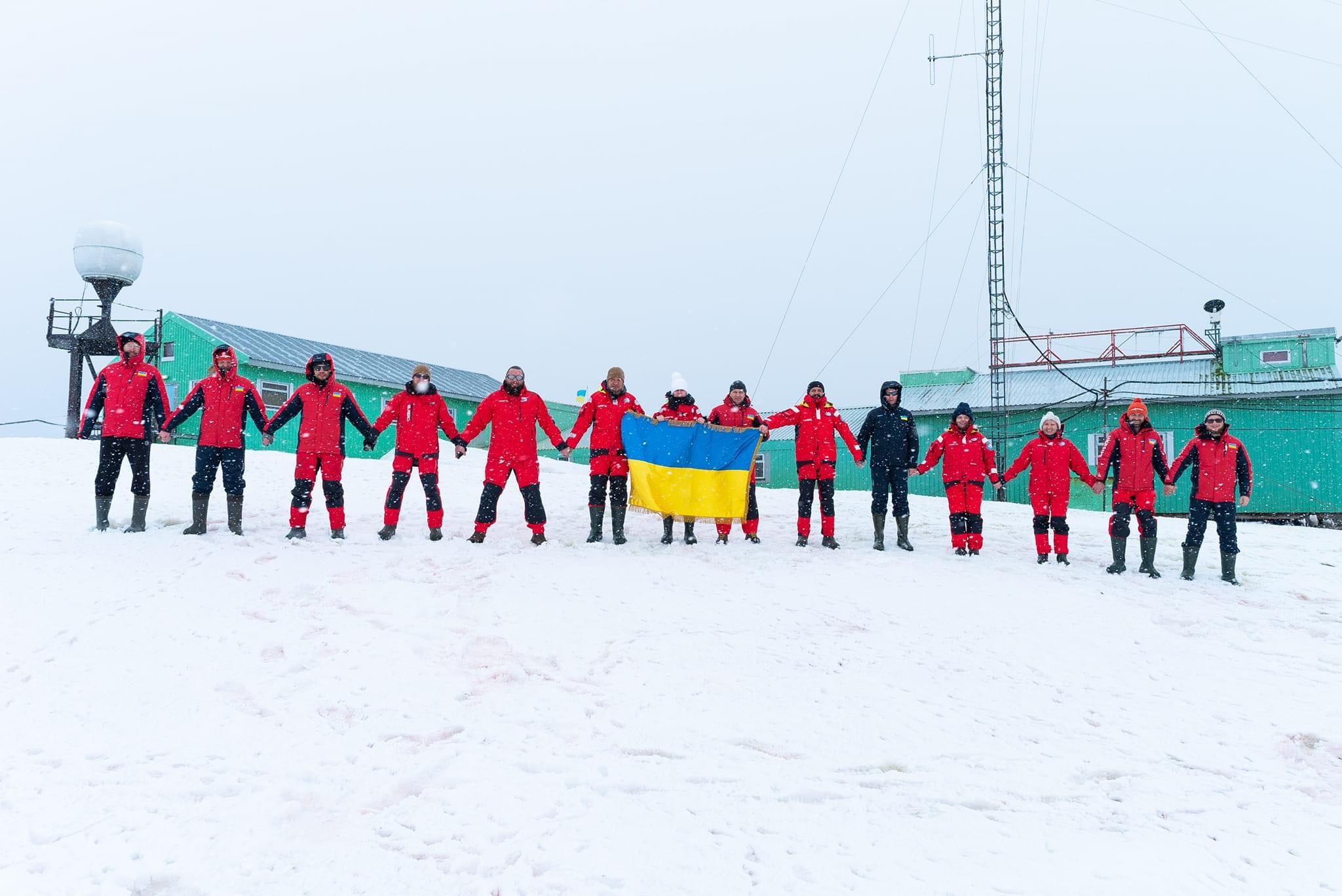 Українські полярники взялися за руки на знак єдності й незламності