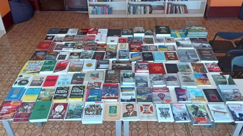 Новітній фашизм: окупанти вилучають з бібліотек Луганщини сотні історично-художніх проукраїнських книг