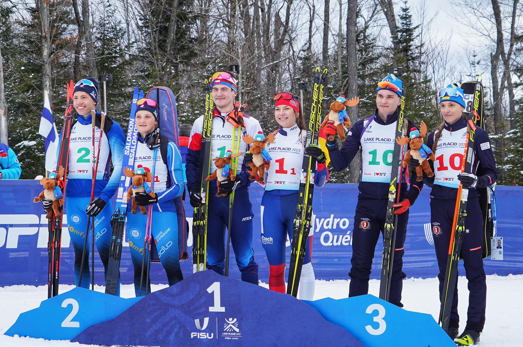 Дует біатлоністів — Юлія Городна та Степан Кінаш (крайні праворуч) — відкрили лік медалей «синьо-жовтих»  на зимових студентських Іграх.