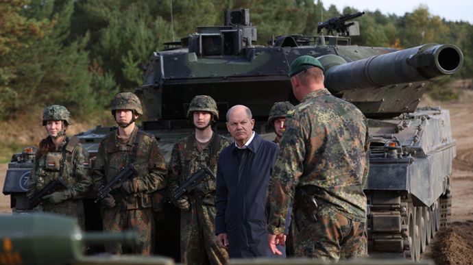«Леопарди», на старт: Шольц ухвалив довгоочікуване рішення про передачу танків в Україну
