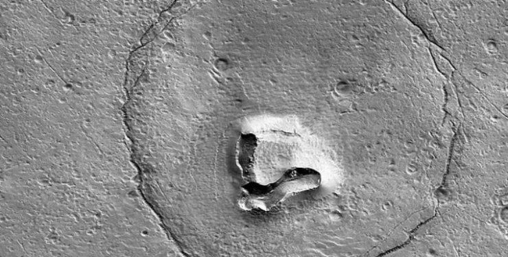 Ведмеді на Марсі: NASA сфотографувала кратер у формі морди косолапого
