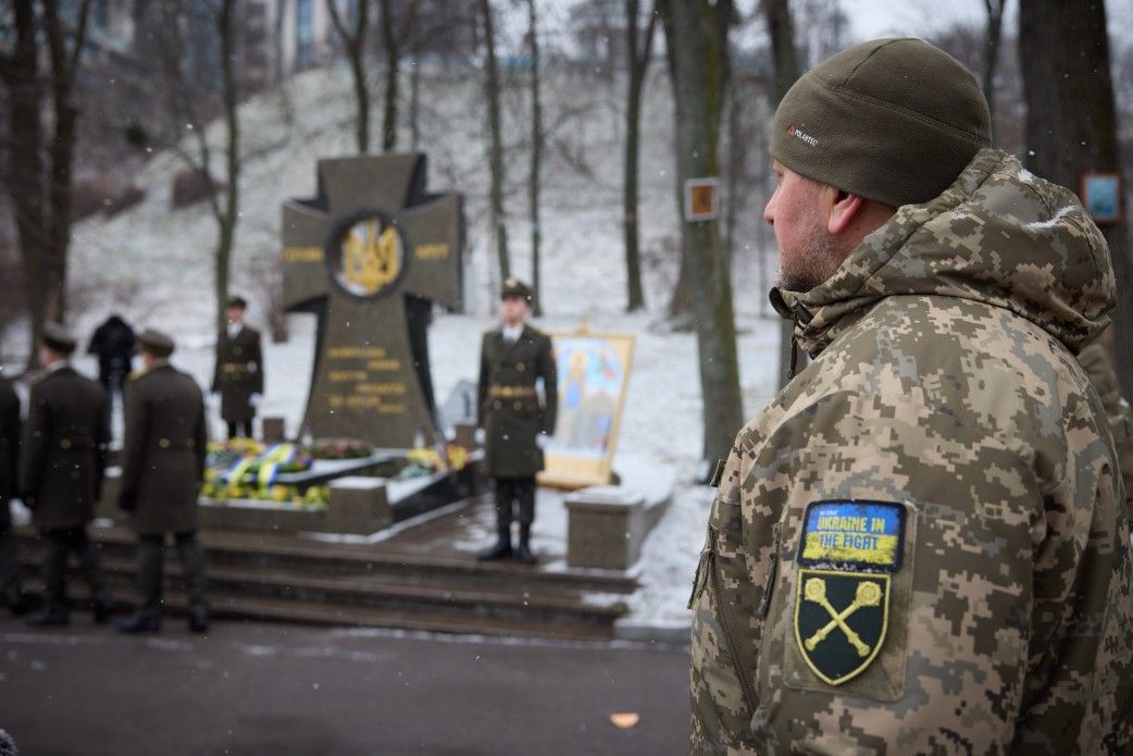 Головнокомандувач ЗСУ Валерій Залужний вшановує пам'ять Героїв Крут 29 січня 2023 року.
