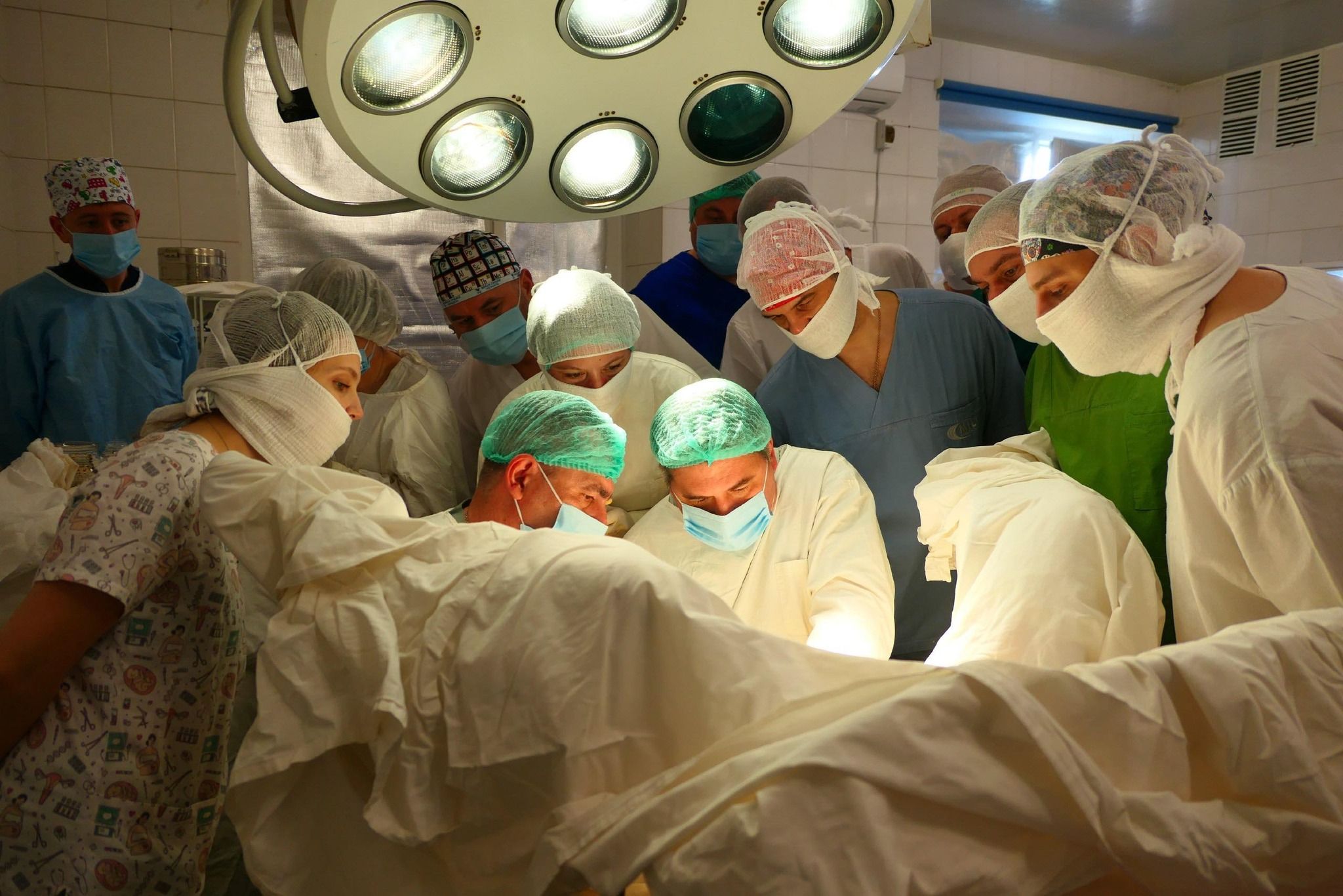 «І втома враз минала». Як українські хірурги рятують життя в екстремальних умовах
