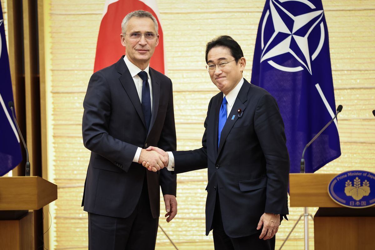 Генсек НАТО Єнс Столтенберг під час зустрічі з прем'єр-міністром Японії Фуміо Кісідою
