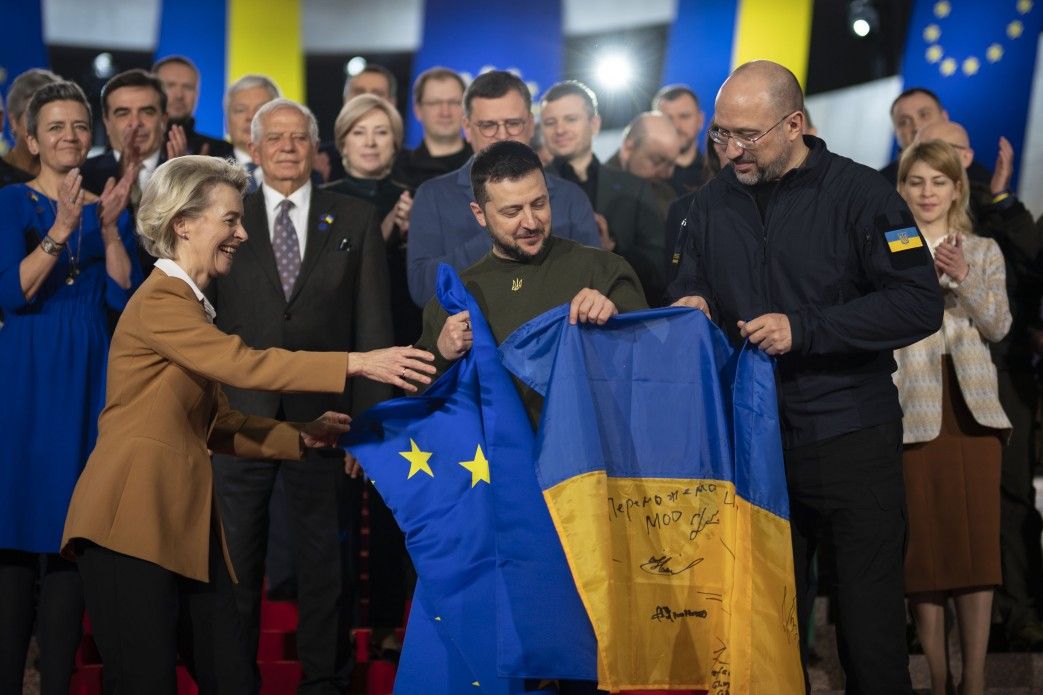 Урсула фон дер Ляєн, Володимир Зеленський та прем'єр Шмигаль із прапорами ЄС та України.