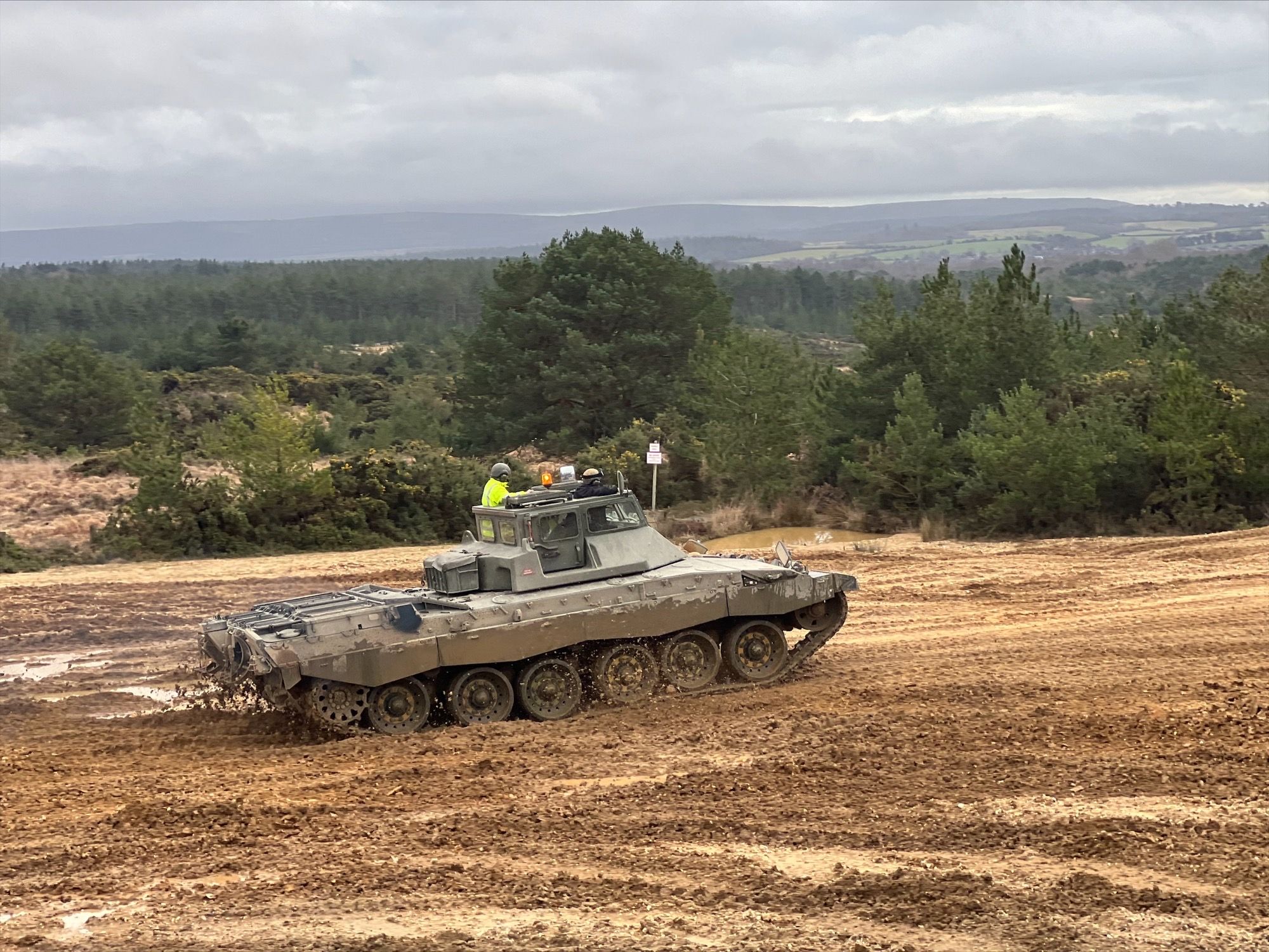 У Британії екіпажі ЗСУ швидко освоюють управління танками Challenger 2