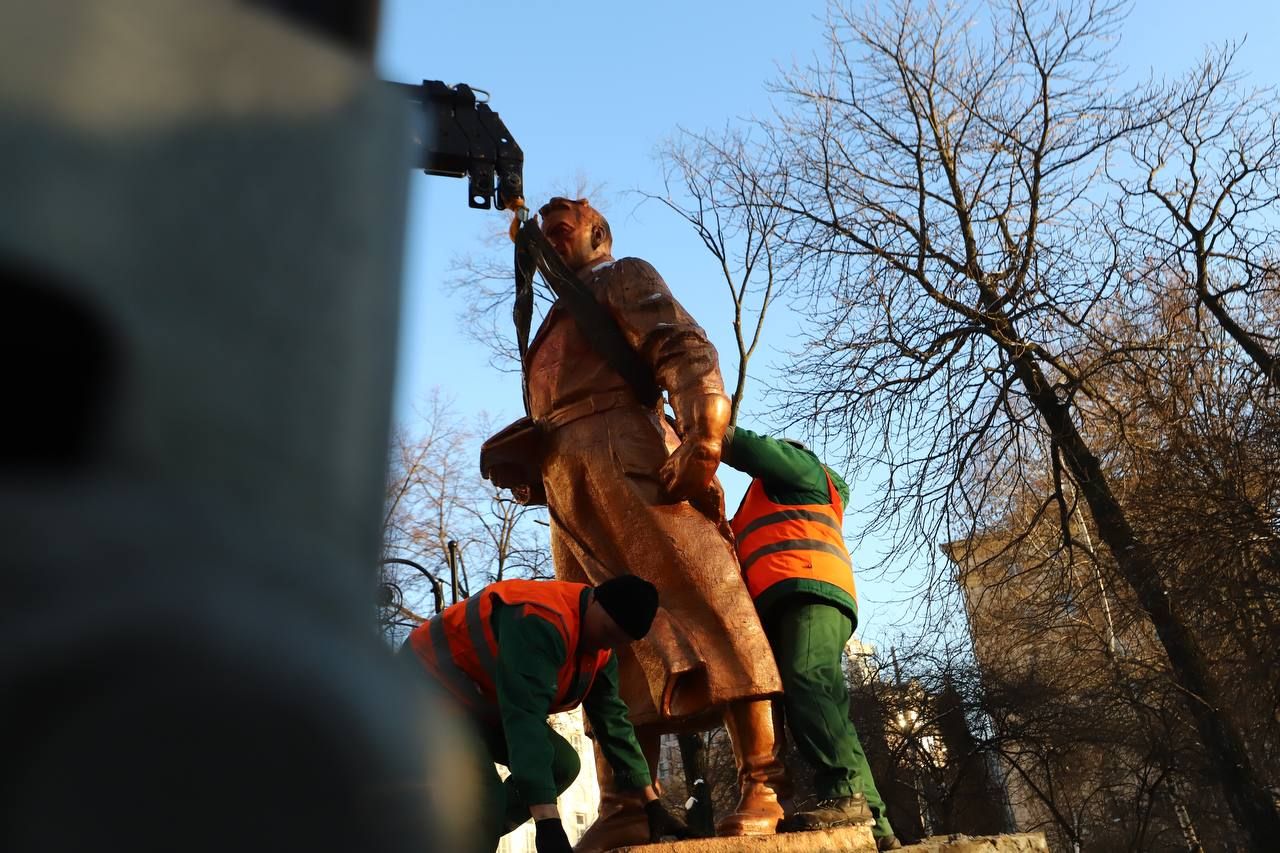 Під час демонтажу пам'ятник Чкалову в Києві розколовся на дві частини.