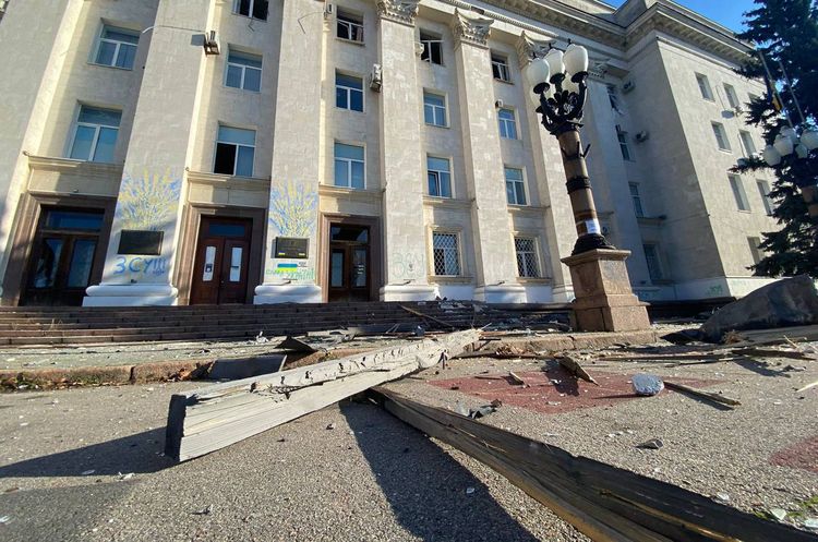 Росіяни вгатили по центру Херсона, постраждала будівля ОДА