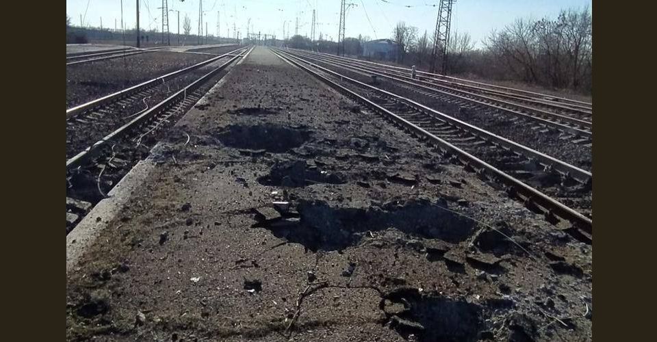 Залізнична війна: потяг до Херсона не їде - пошкоджене залізничне полотно