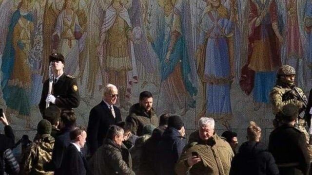 Байден і Зеленський зустрілися біля Михайлівського собору в Києві