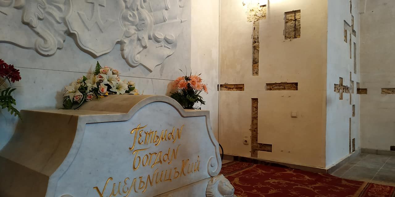 Надгробок Богдана Хмельницького в Іллінській церкві