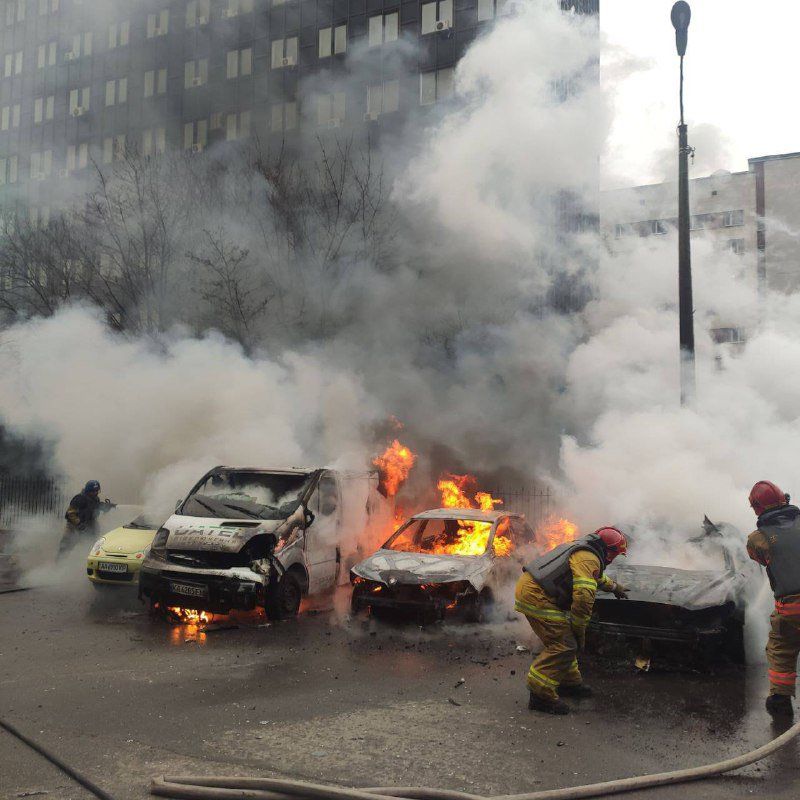 Внаслідок ракетного обстрілу Києва вранці 9 березня поранено 3 особи, знищено 5 та пошкоджено 15 автівок.