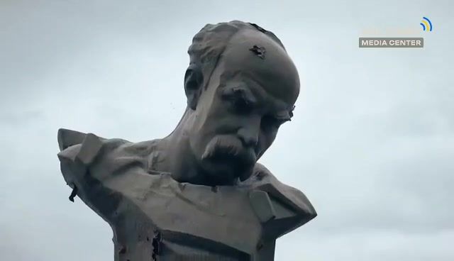 Розстріляний рашистами пам'ятник Шевченку в Бородянці.