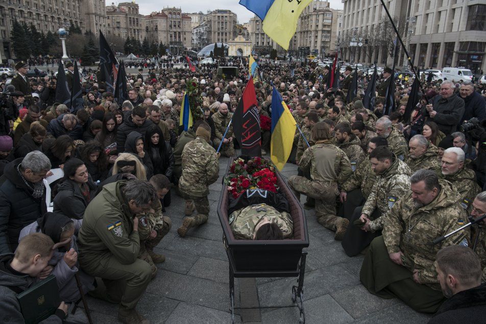 Керівництво Генштабу та Міноборони прощалось із Героєм України «Да Вінчі» навколішки, фото