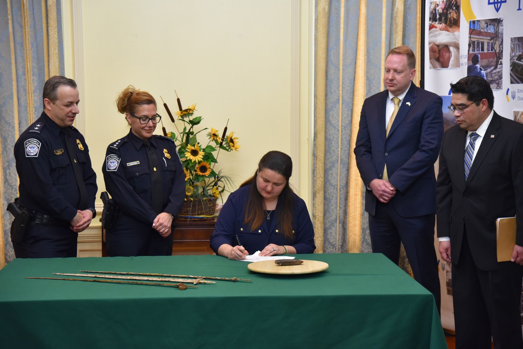 Офіційна церемонія у Посольстві України в США  передачі історичних артефактів