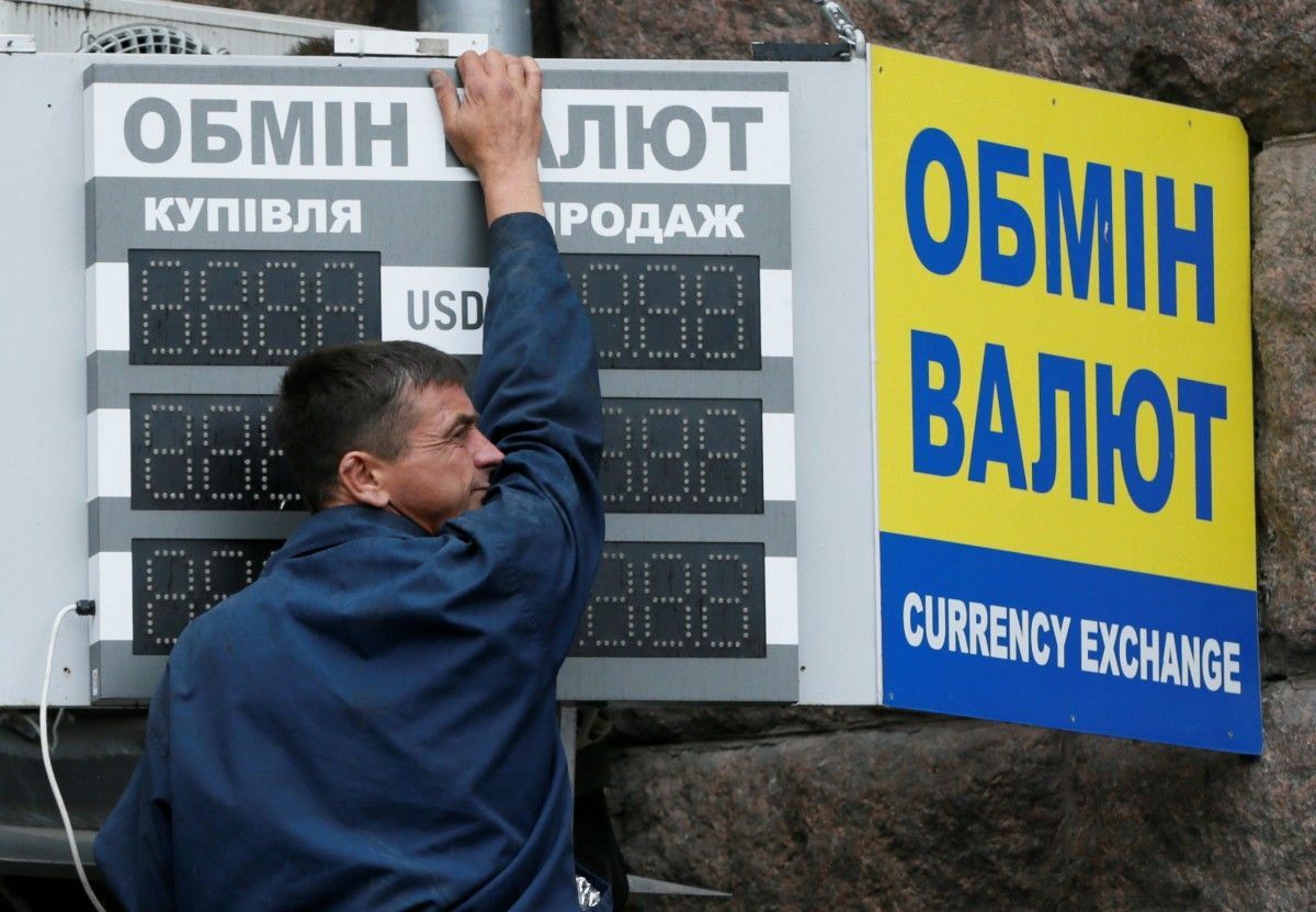 У березні українці можуть придбати долар дешевше, ніж місяць тому.