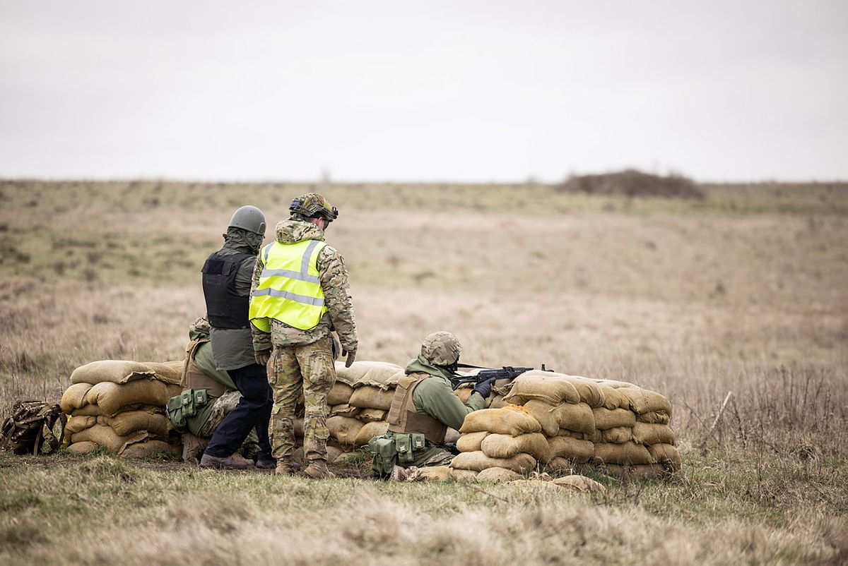 На британському полігоні українські бійці тренуються під пильним оком австралійців.