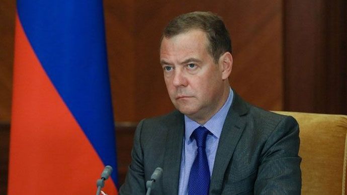 Медведєв погрожує вгатити ракетами по будівлі міжнародного суду