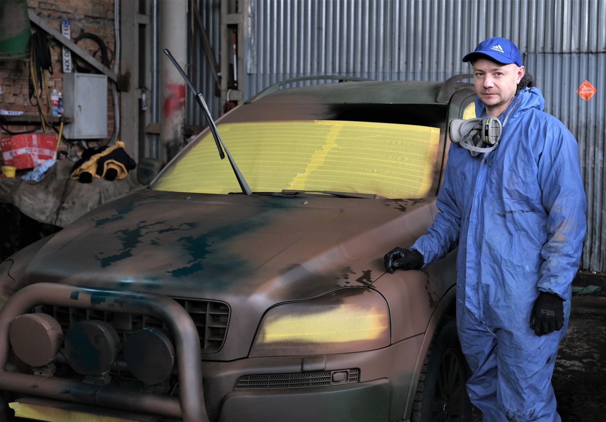 Машинки-розмальовки. Майстер з-під Полтави «перевдягає» в камуфляж авто для сил оборони України