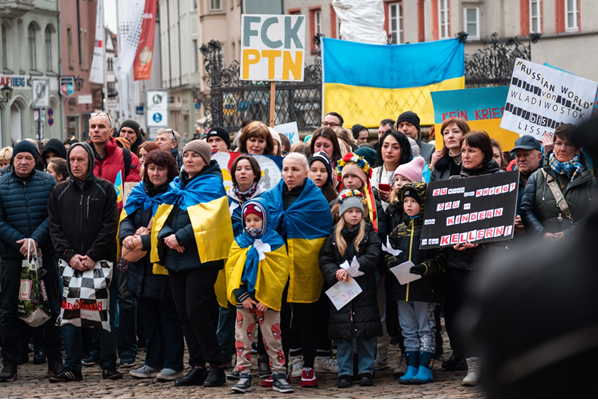 Щоб Європа пам'ятала: українці провели у Німеччині акцію «Рік незламності: зупиніть війну, ми хочемо додому!»