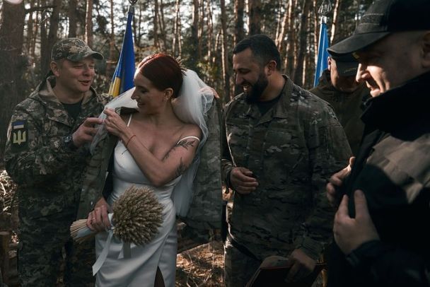 На фото: снайперка з позивним "українська Жанна Д’Арк" Євгенія Емеральд виходить заміж