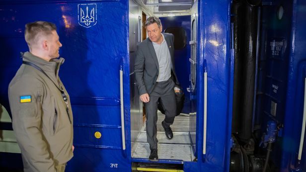 Переговори про відновлення України: до Києва прибув віцеканцлер Німеччини