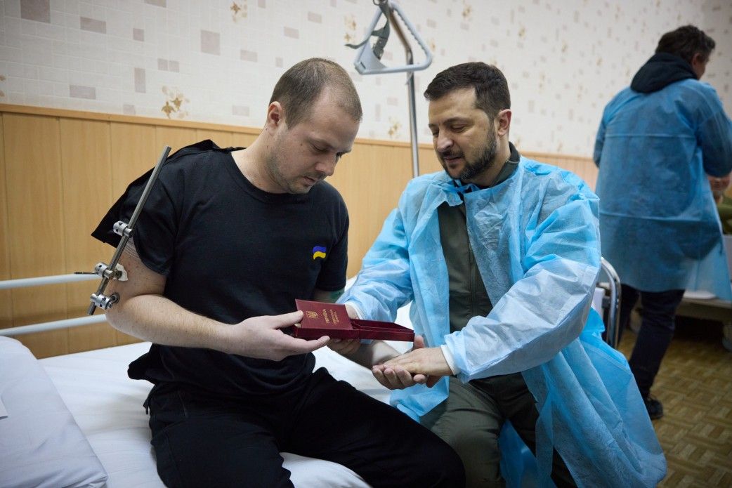 Зеленський поспілкувався з пораненими захисниками на Чернігівщині