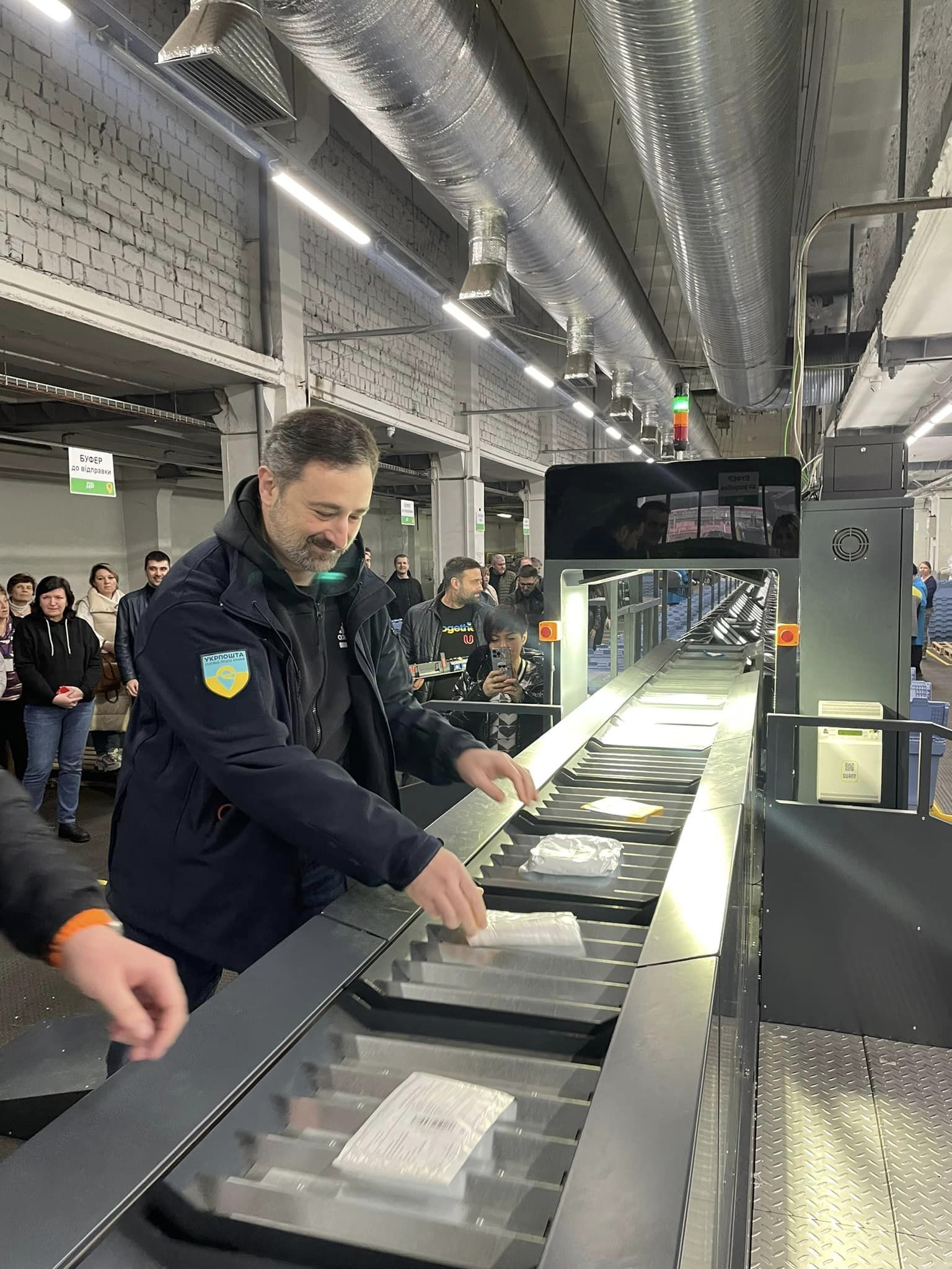 У Києві запустили першу роботизовану лінію по сортуванню посилок в Укрпошті, фото