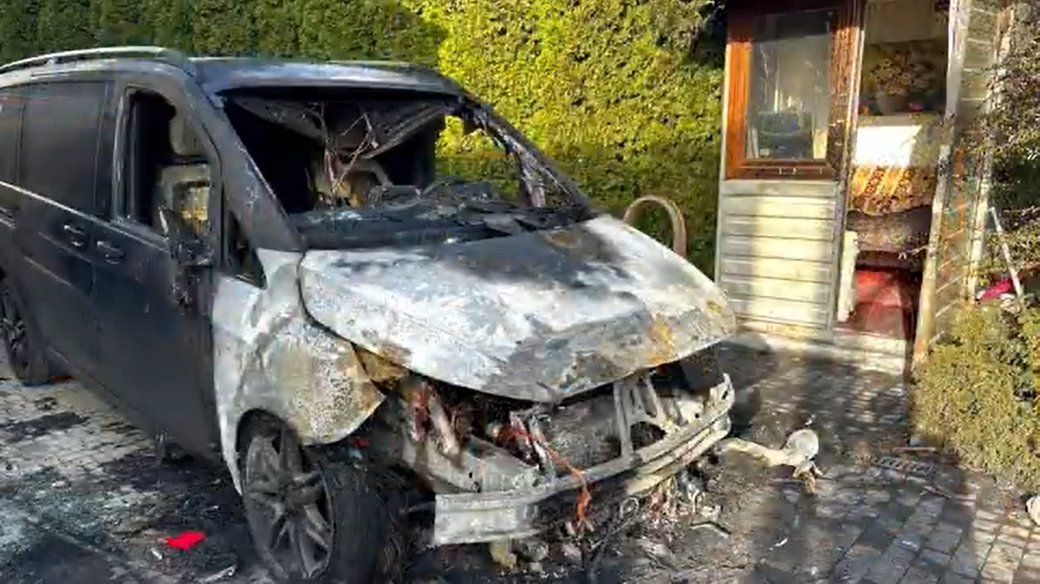 Розсердилися на «слугу»: вночі в Ужгороді спалили автомобіль секретаря міськради