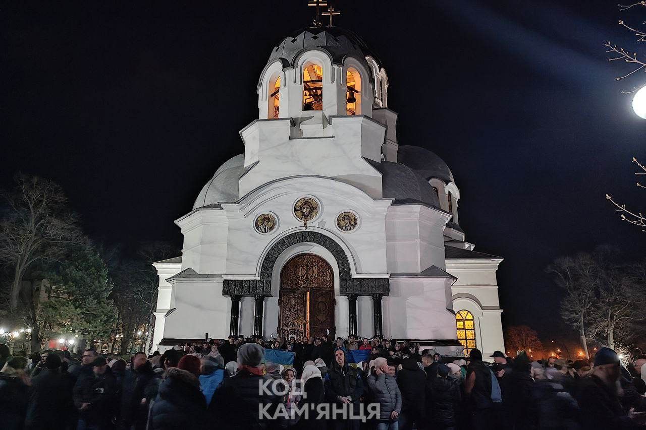 Гаряче Поділля: біля собору сутички - прихильники ПЦУ ставлять намети