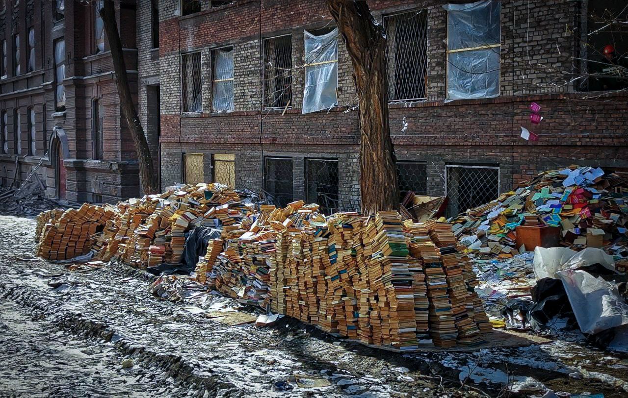 Окупанти тисячами вивозять на сміттєзвалиша та у невідомому напрямку ккижки українською мовою.