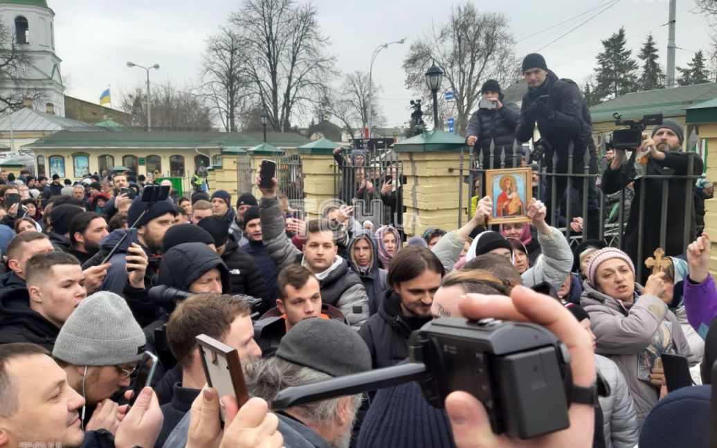 Попівсько-московський саботаж: зачинені приміщення Лаври заважають роботі комісії