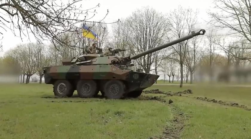 Колісні танки AMX-10 отримали на озброєння українські морпіхи.