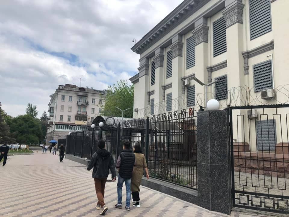 Наразі посольство пустує, адже Україна розірвала дипломатичні відносини з Московією, а самі російські дипломати втекли з України.