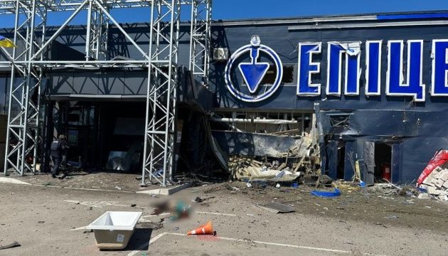 Рашисти вгатили по гіпермаркету у Херсоні, троє загиблих