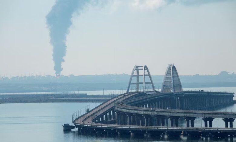 Пожежу на нафротазі у Краснодарському краї видно через Керченську протоку, фото