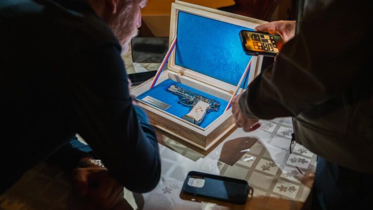 Петр Павел подарував Зеленському легендарний чеський пістолет CZ 75