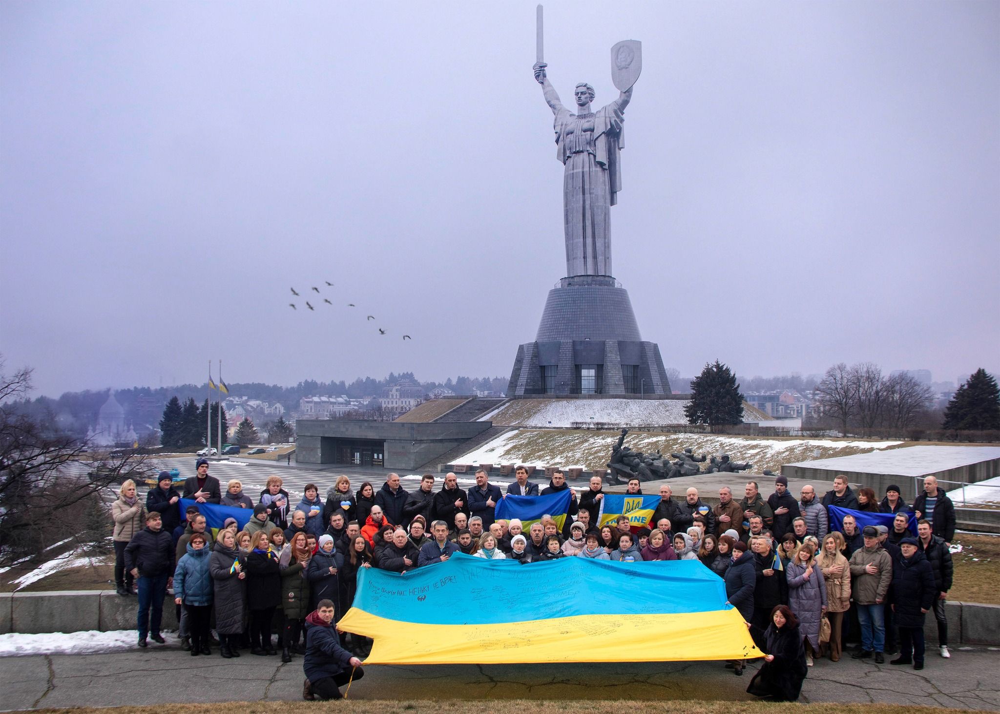 Символіку Батьківщини-матері у Києві давано варто було замінити.