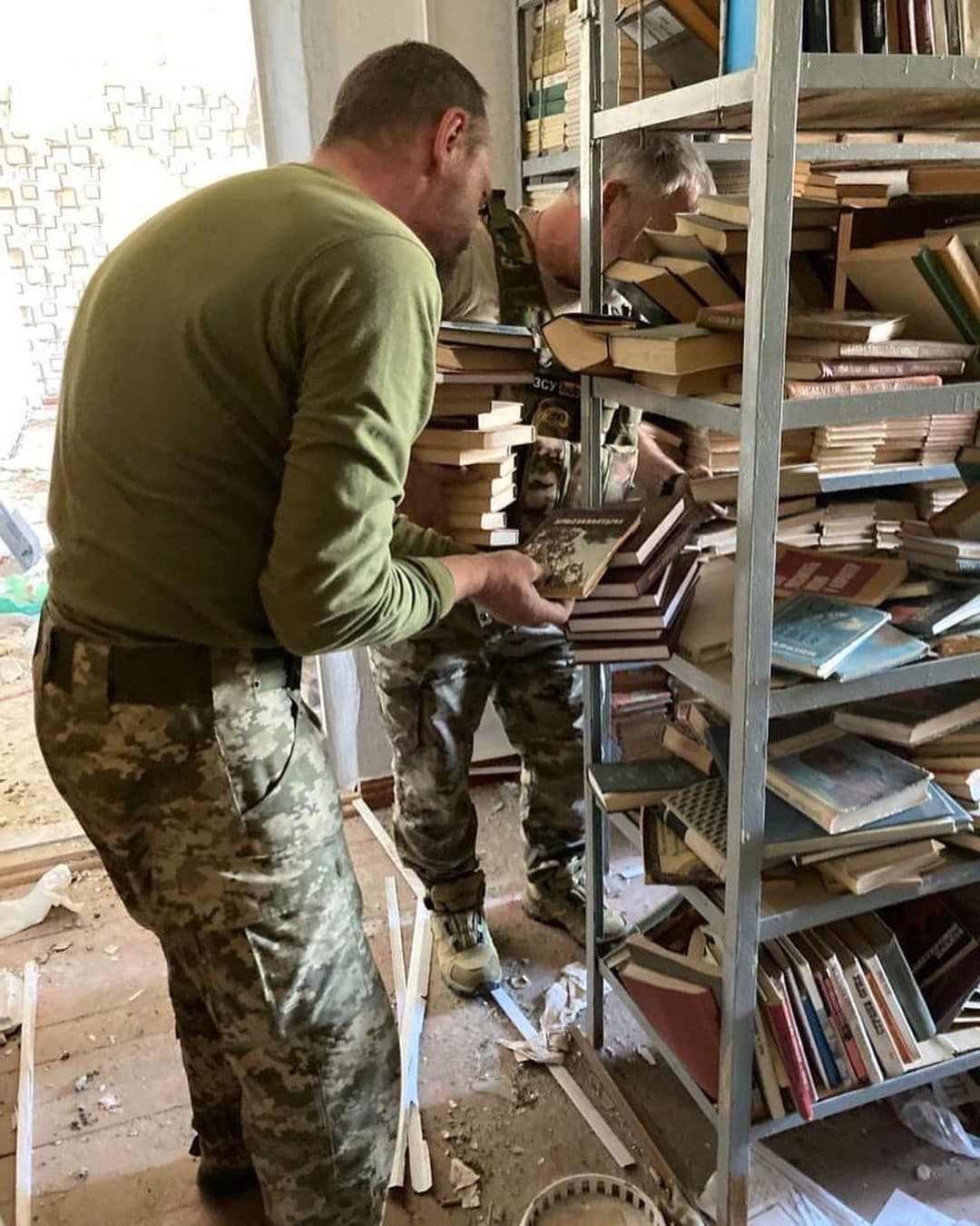 Знищені рашистами бібліотеки: на Донеччині ЗСУ врятували 5 тон книжок, фото