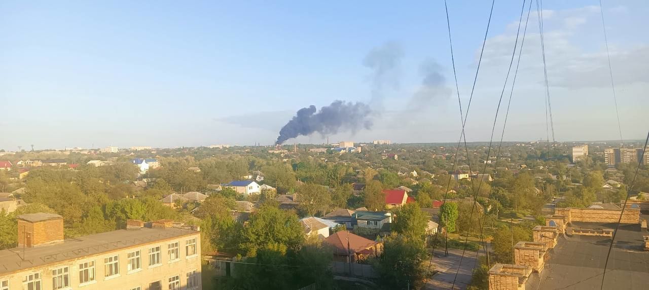 В Луганську пролунали вибухи: горів машинобудівний завод та нафтобаза, фото