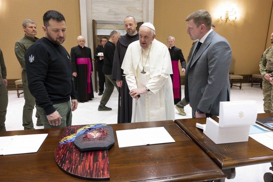 Зеленський подарував Папі Франциску написану на бронежилеті ікону Мадонни, фото